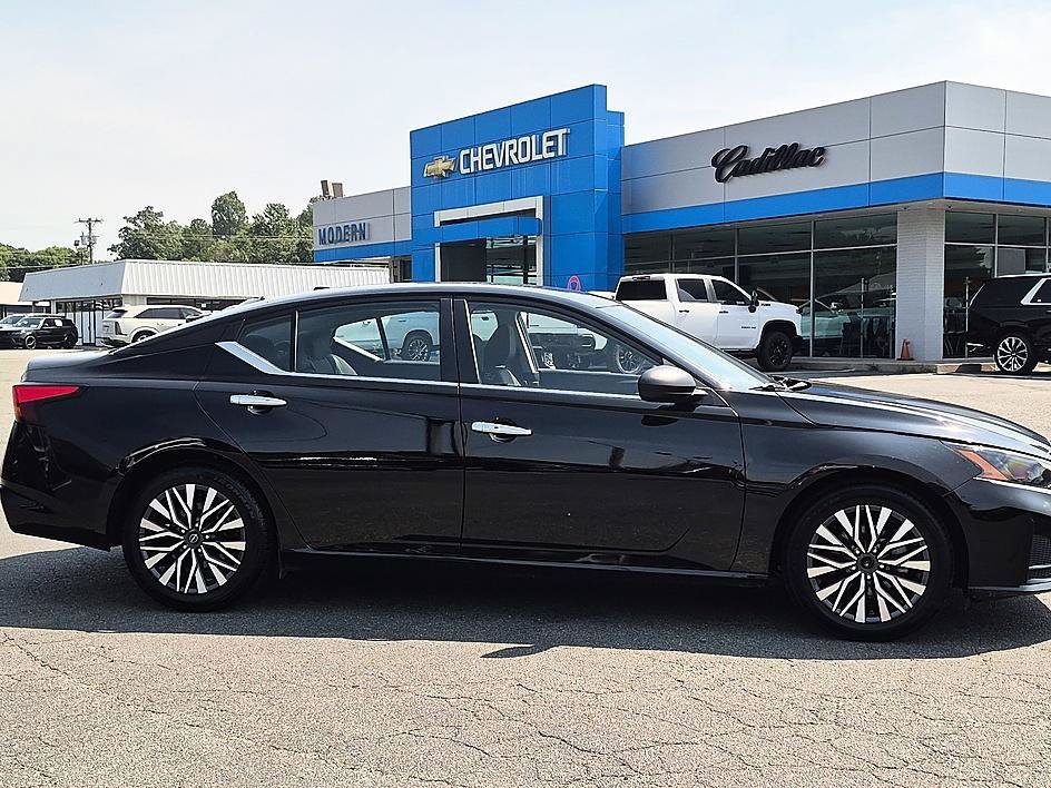 Used 2024 Super Black Nissan 2.5 SV image 36
