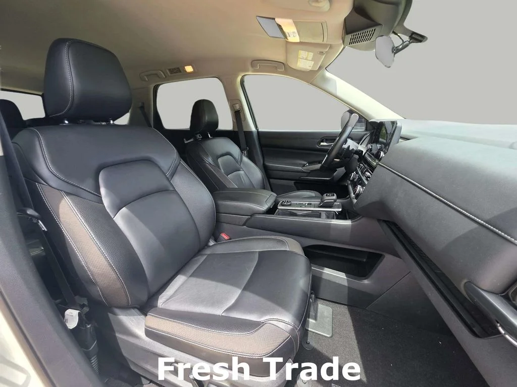 Used 2023 Pearl White Tricoat Super Black Nissan SL image 12