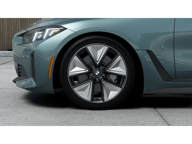 New 2026 Cape York Green Metallic BMW xDrive40 image 7