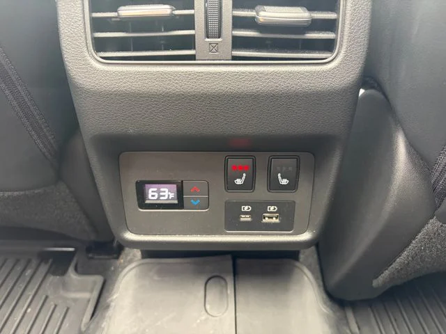 Used 2021 White Nissan Platinum image 29