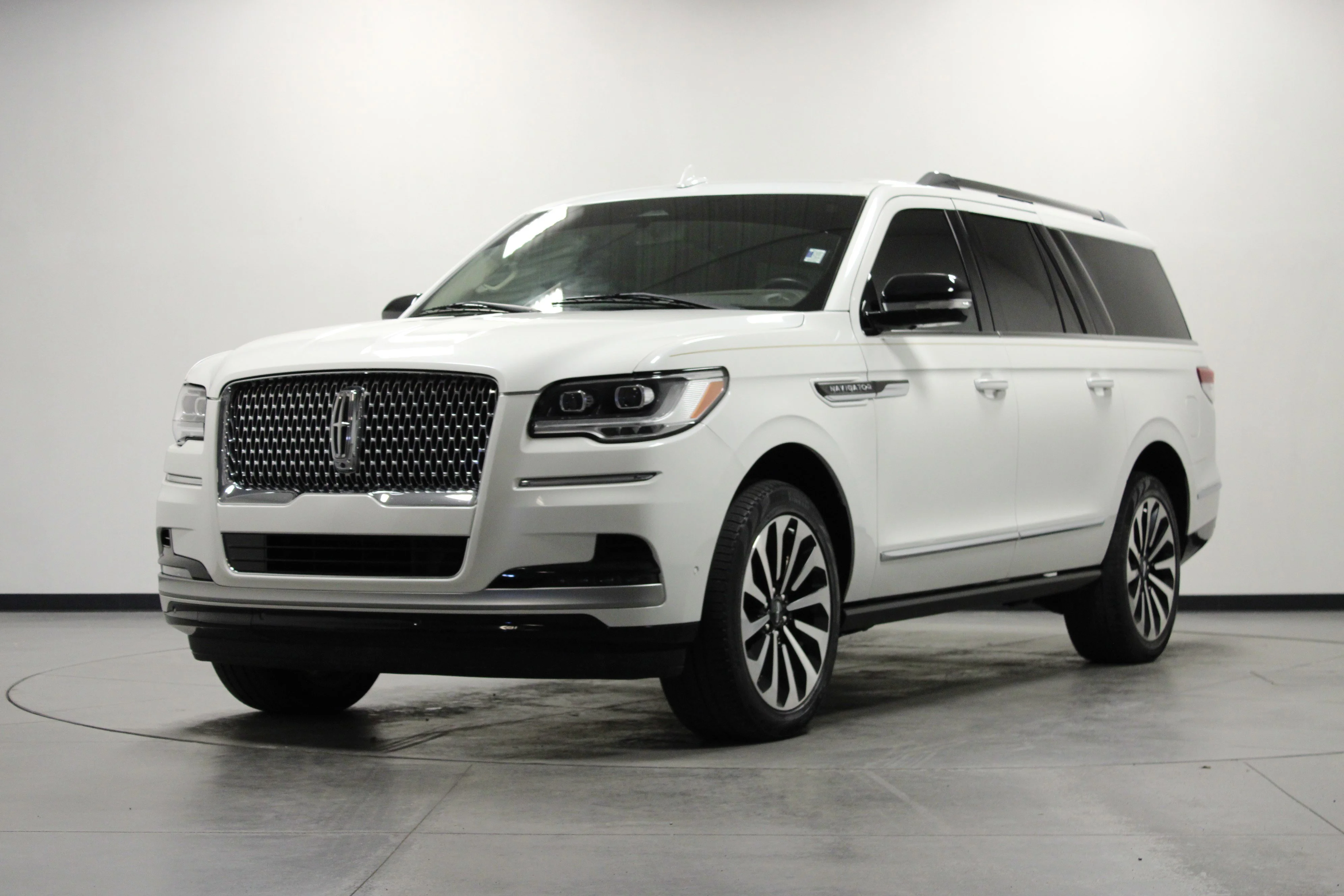 Used 2023 White Metallic Lincoln Reserve image 8
