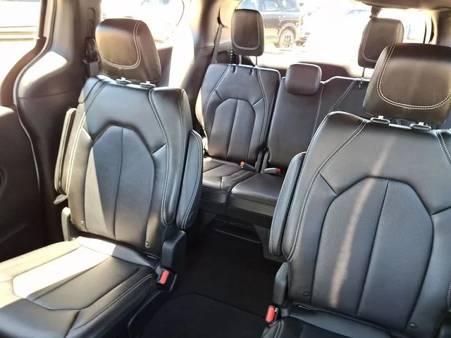 Used 2025 White Chrysler Select image 18