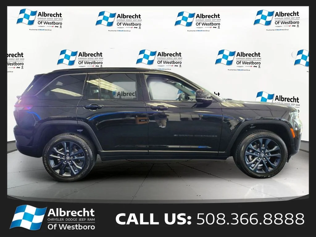 New 2026 Diamond Black Crystal Pearl-Coat Exterior Paint Jeep  image 4