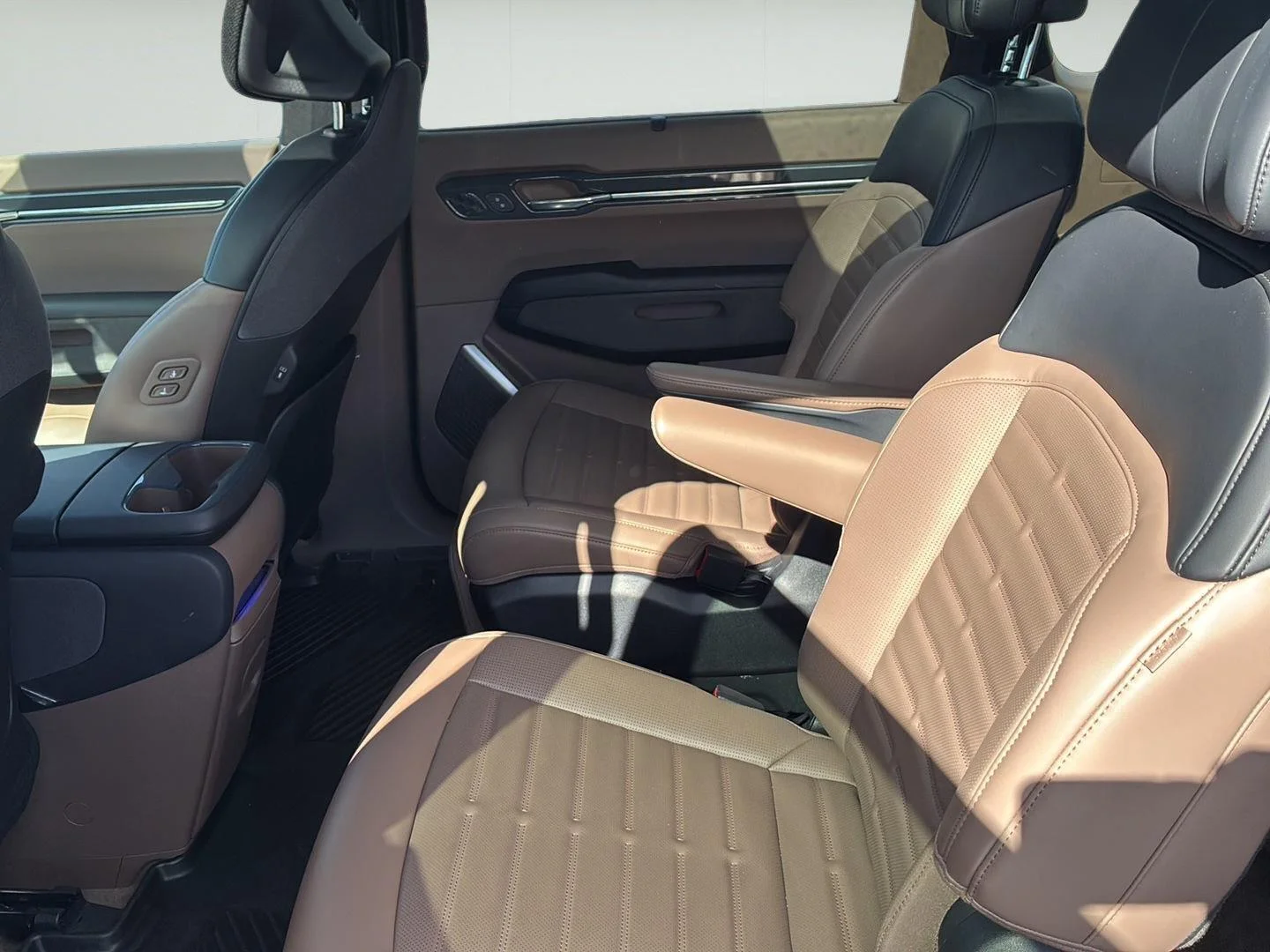 Used 2024 Pebble Gray Kia Land image 16