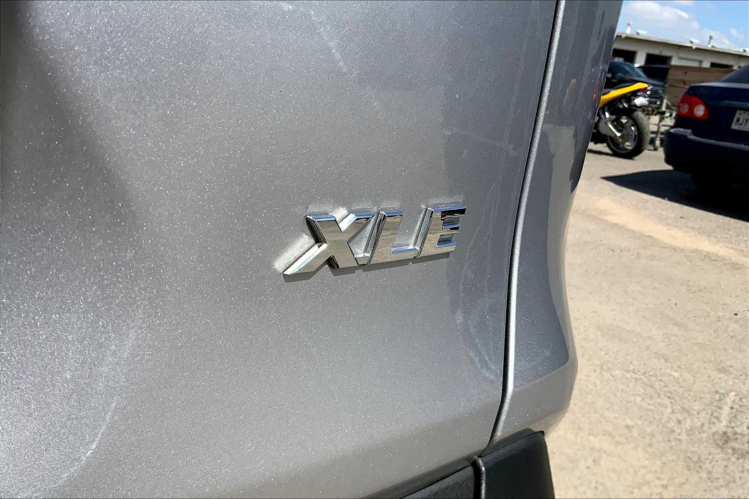 Used 2022 Silver Sky Metallic Toyota XLE Premium image 9