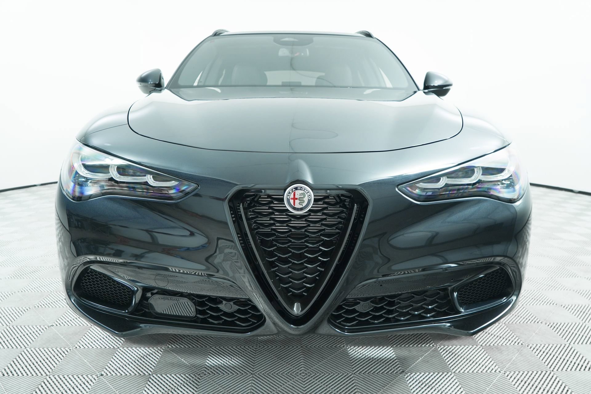 New 2025 Vulcano Black Metallic Exterior Paint Alfa Romeo Base image 2