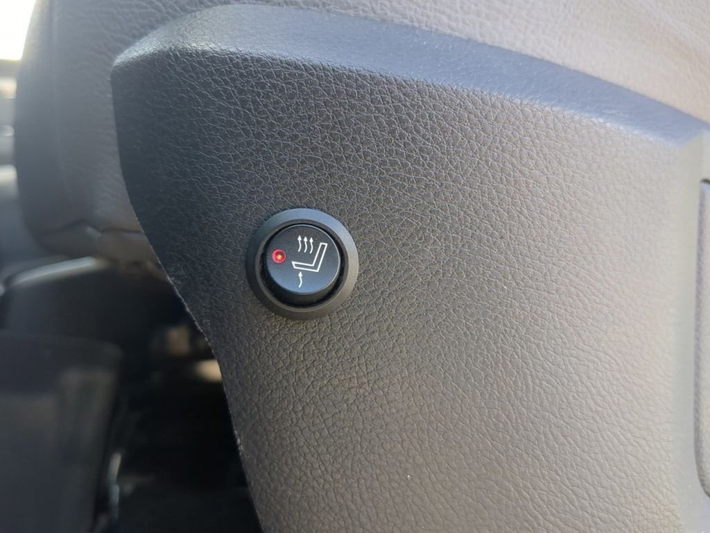 Used 2016 Bright White Clearcoat Ram SLT image 24