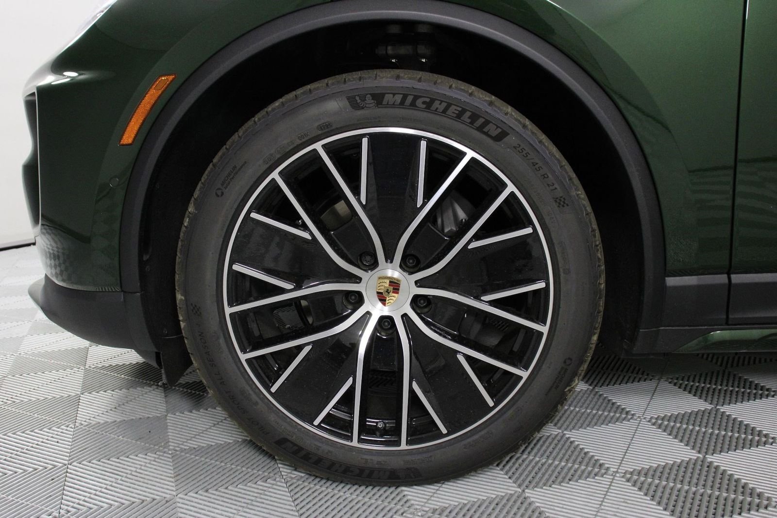 New 2026 Oak Green Metallic Neo Porsche 4 image 17