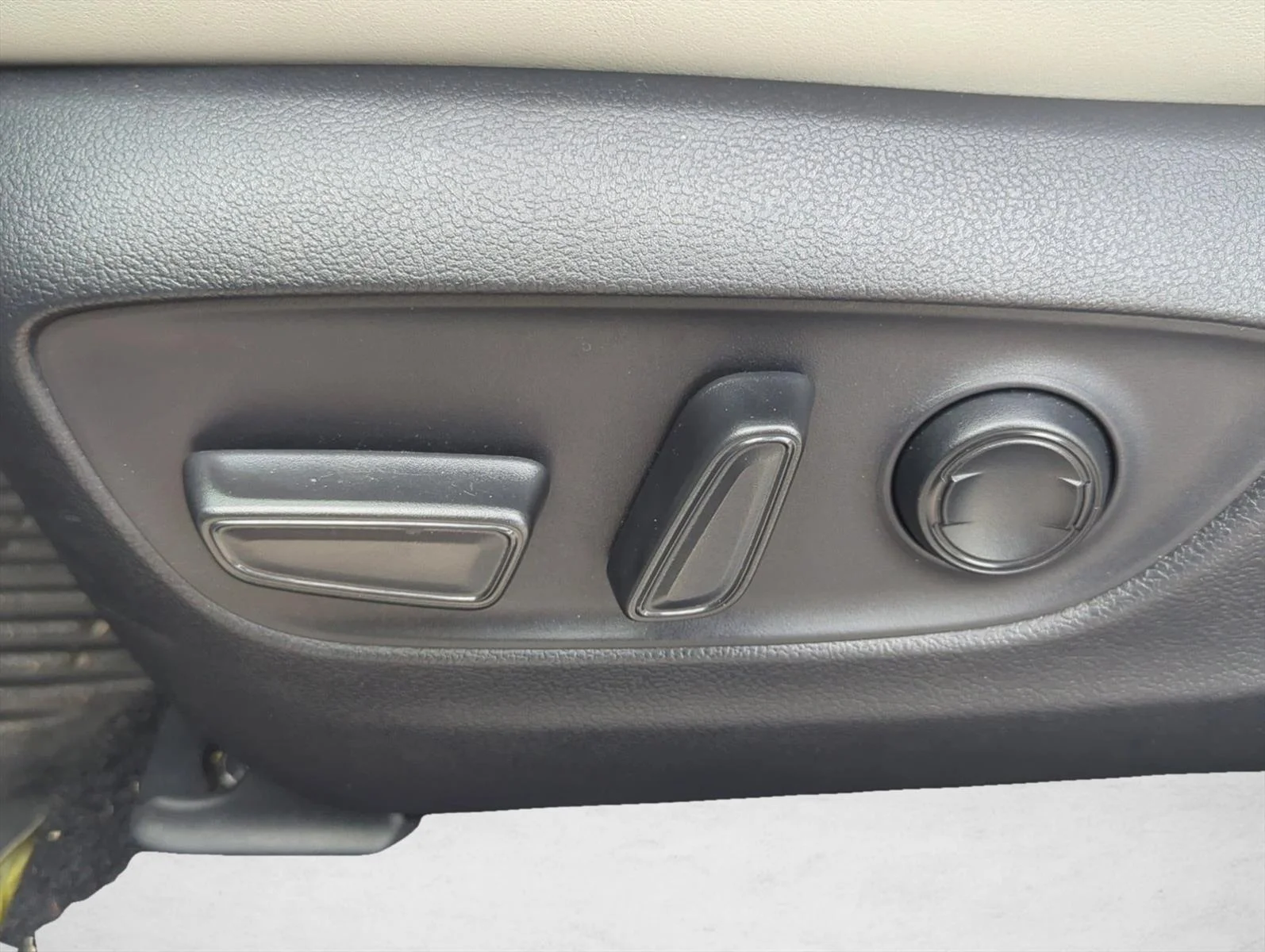 Used 2023 White Toyota Hybrid XLE Premium image 10