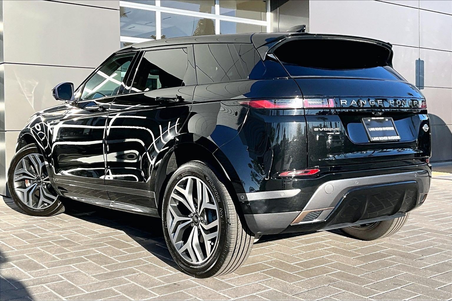 Used 2020 Black Land Rover R-Dynamic HSE image 10