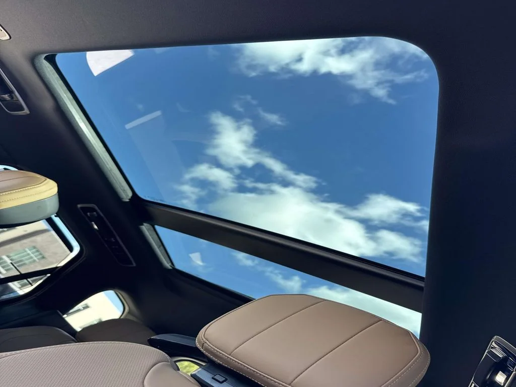 New 2026 Santorini Black Land Rover Dynamic SE image 11