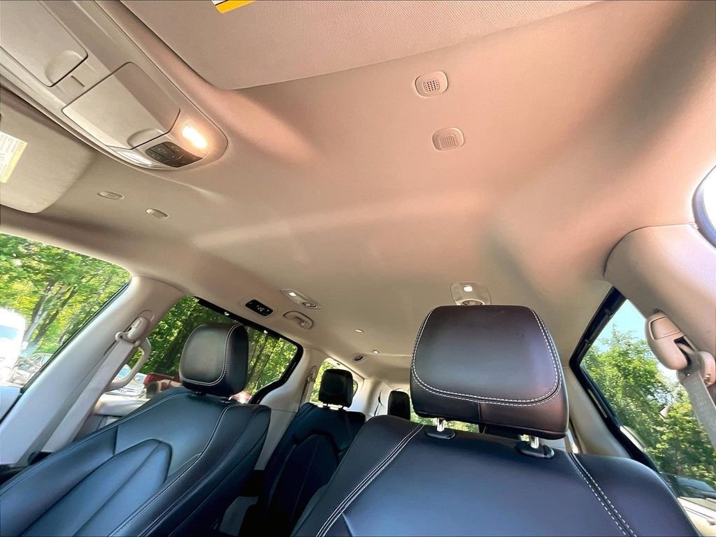Used 2023 Black Chrysler Touring L image 7