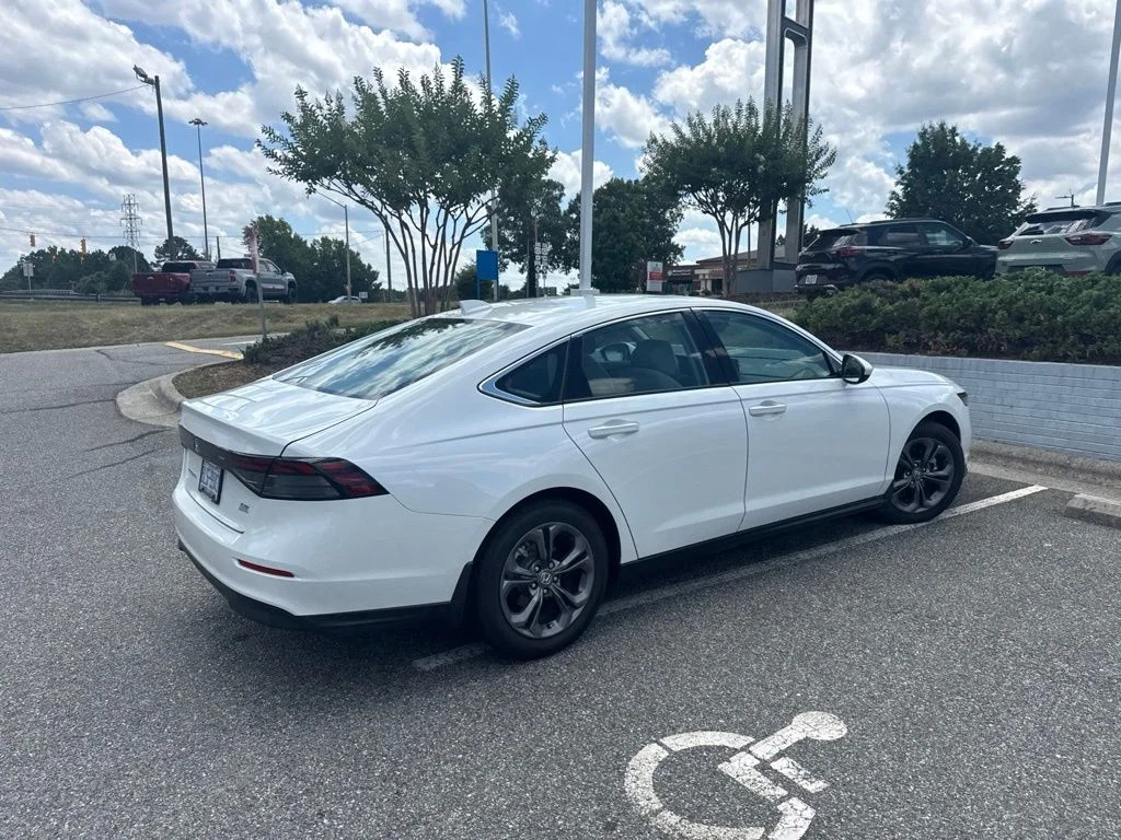 Used 2023 White Honda EX image 3