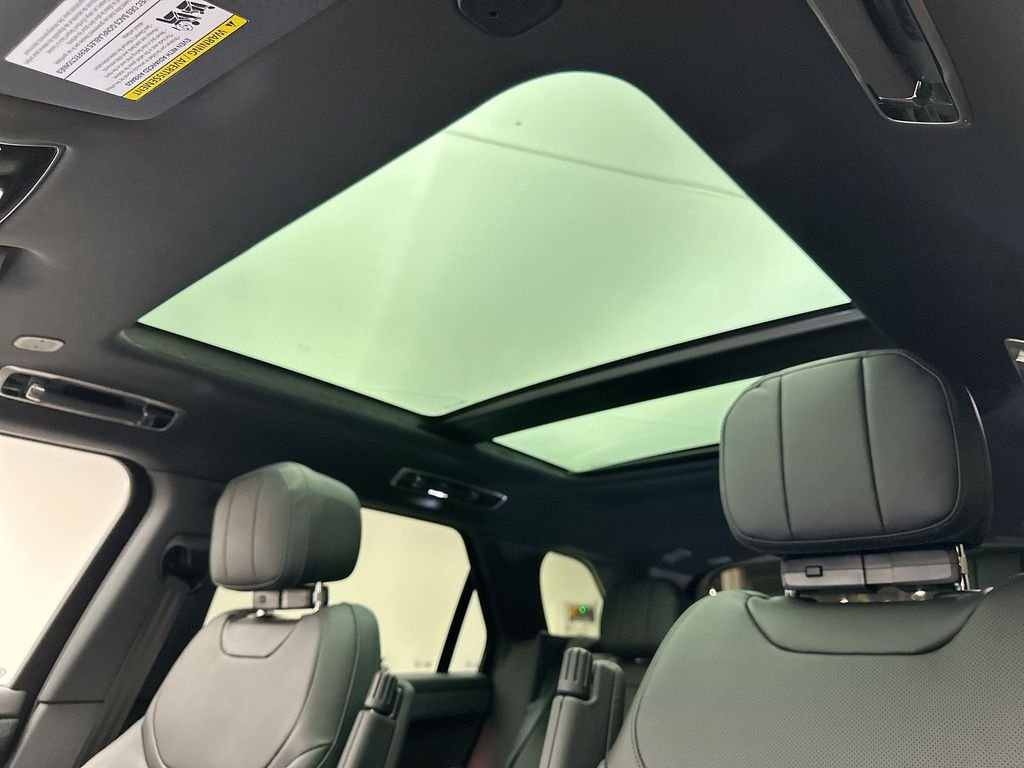 Used 2025  Land Rover SE image 9