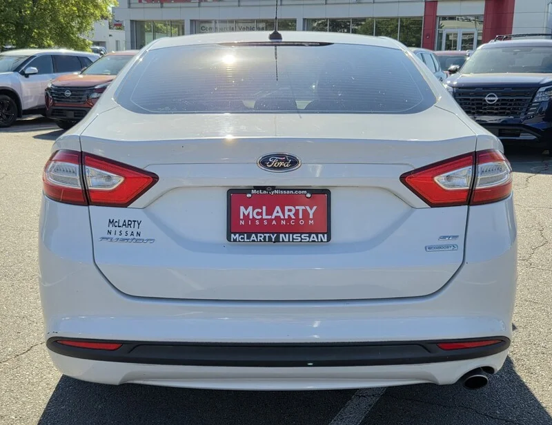 Used 2016 Oxford White FORD 4DR SDN SE FWD image 6