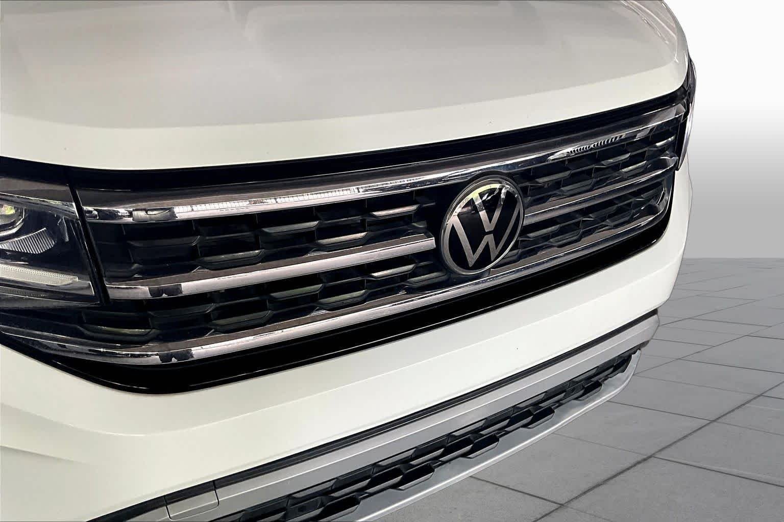 Used 2020 Pure White Volkswagen 3.6L V6 SE w/Technology image 29