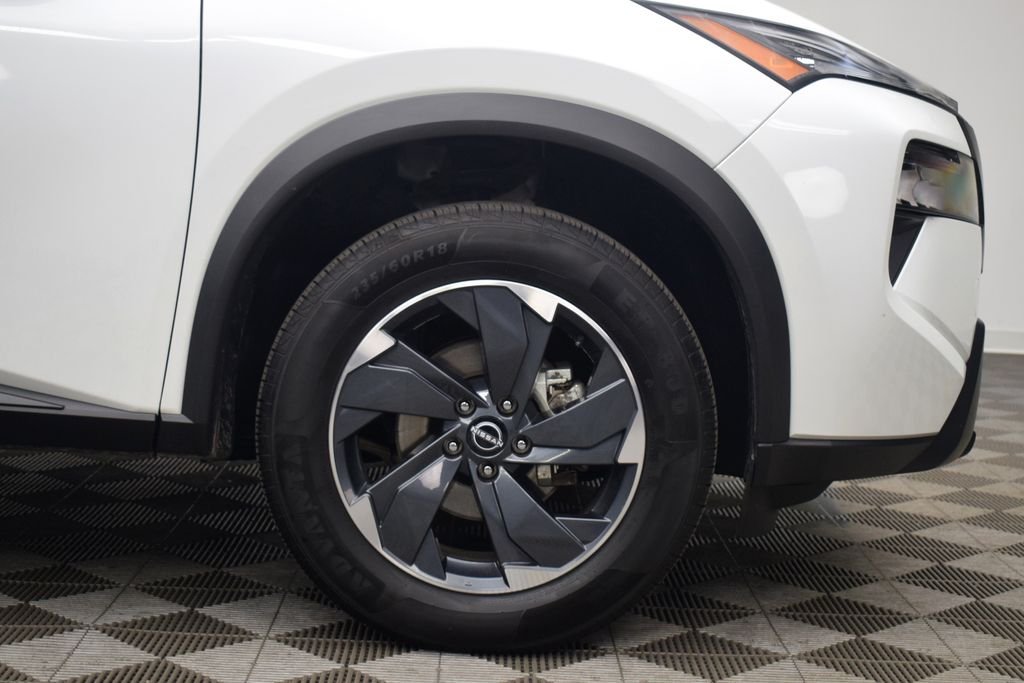 Used 2025 Everest White Pearl Nissan SV image 25