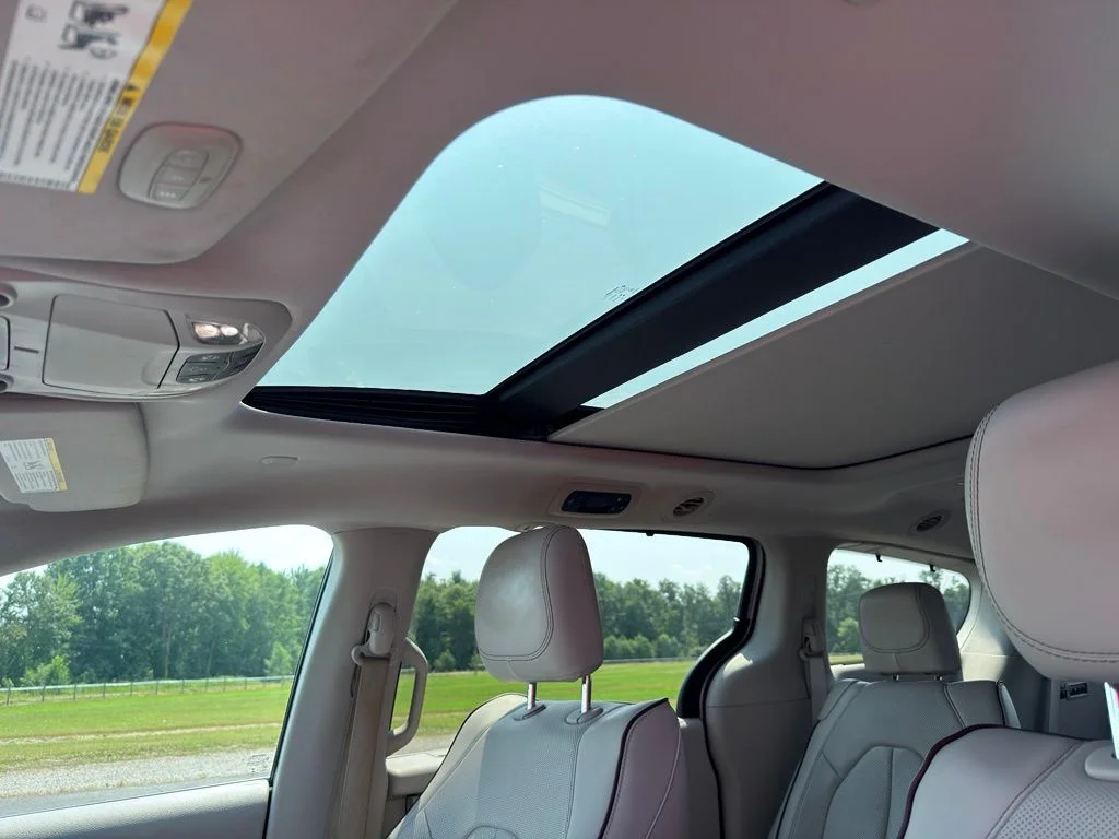 Used 2017 Silver Chrysler Limited image 5
