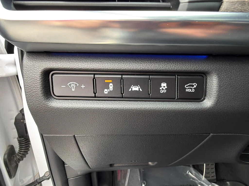 Used 2022 White Kia SX image 40