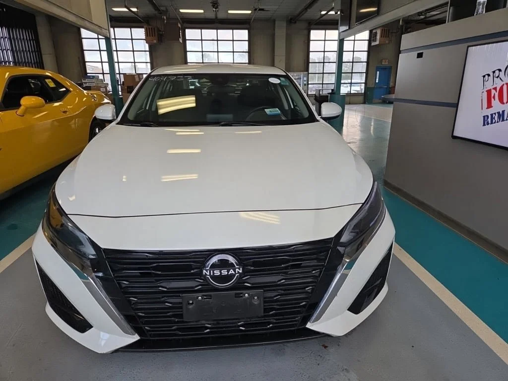 Used 2023 White Nissan 2.5 SV image 9