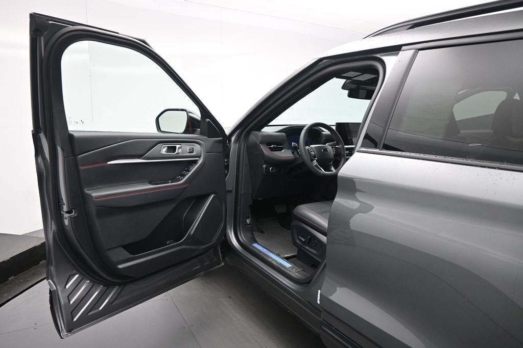 New 2026 Carbonized Gray Metallic Ford ST-Line image 8