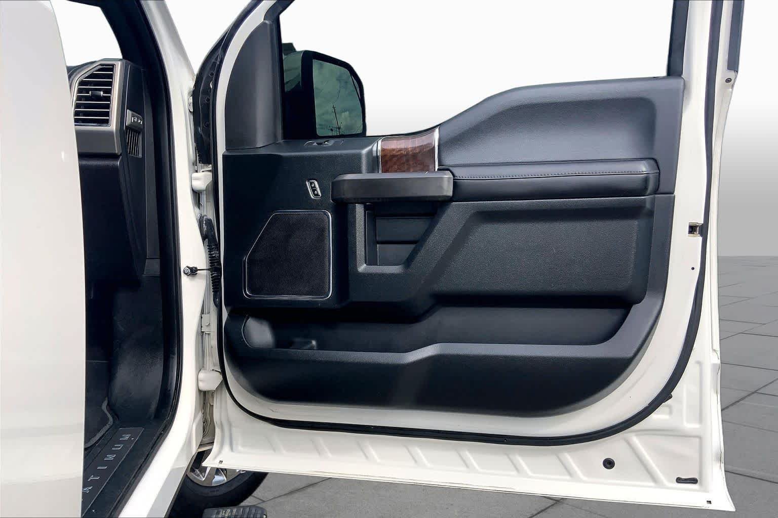 Used 2015 White Platinum Metallic Tri-Coat Ford Platinum image 19