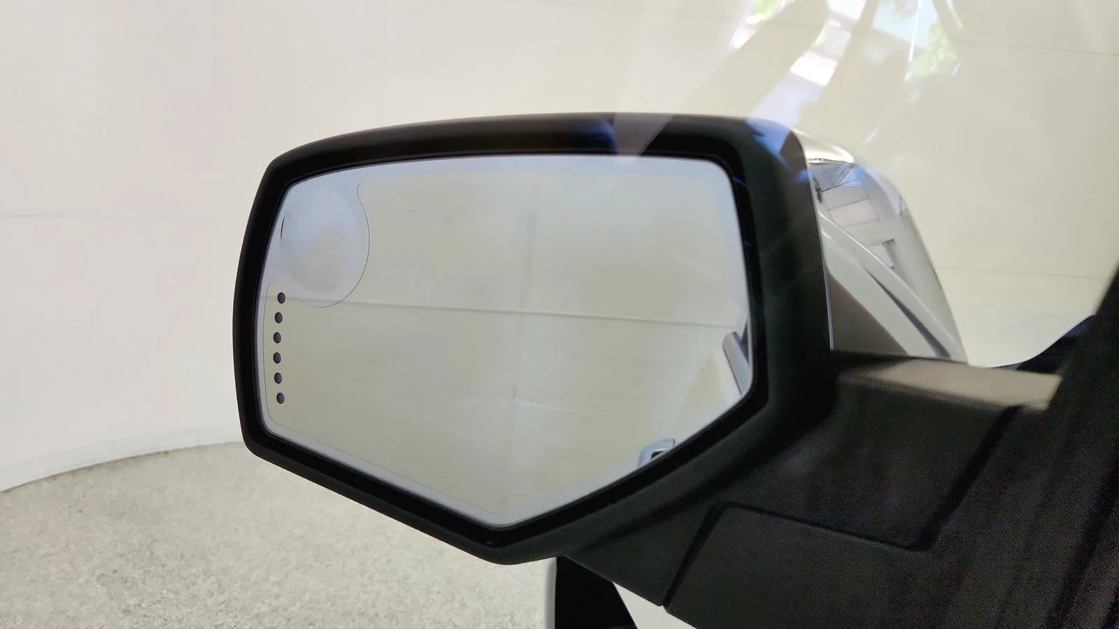 Used 2016 IRIDESCENT PEARL TRICOAT Chevrolet High Country image 17