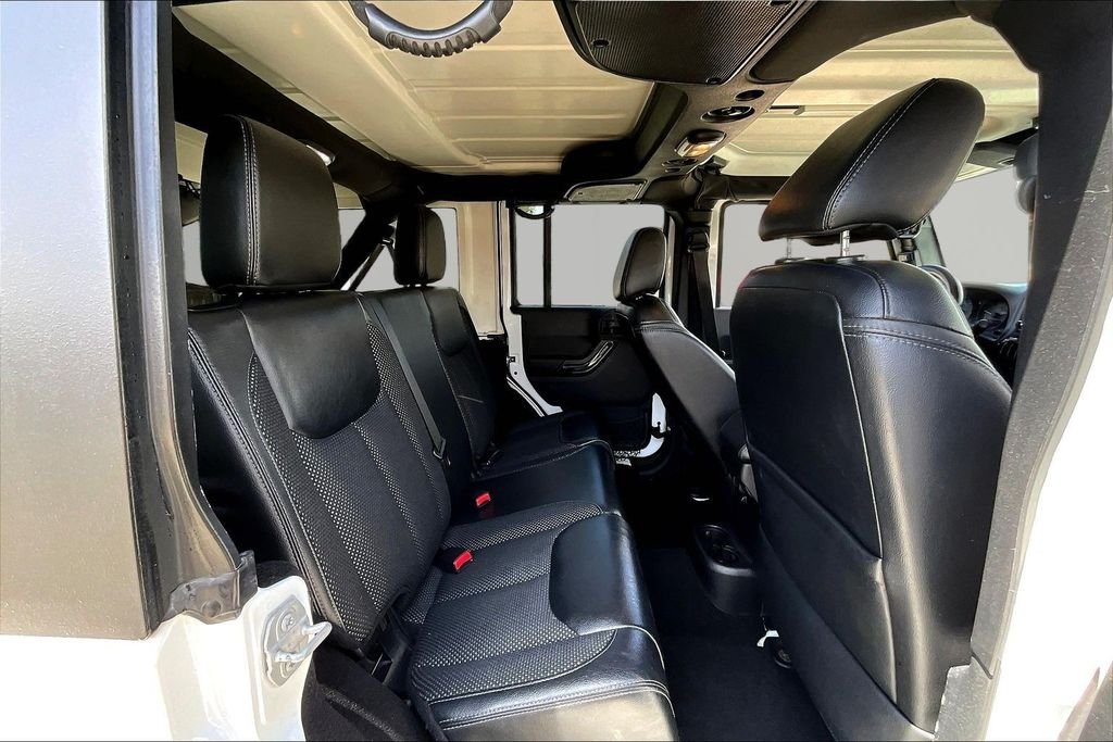 Used 2016 White Jeep Unlimited Sahara image 23