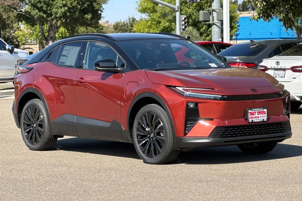 New 2026 Tandoori with Midnight Black Metallic roof <sup>1</sup> Toyota  XSE image 2
