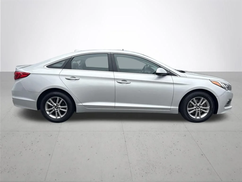 Used 2016 Silver Hyundai SE image 5