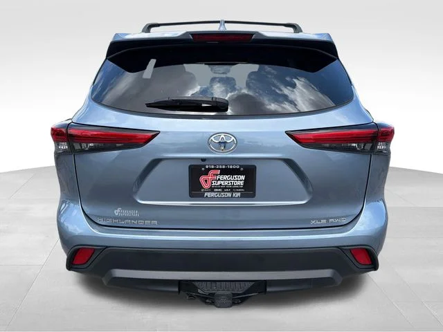 Used 2022  Toyota XLE image 6