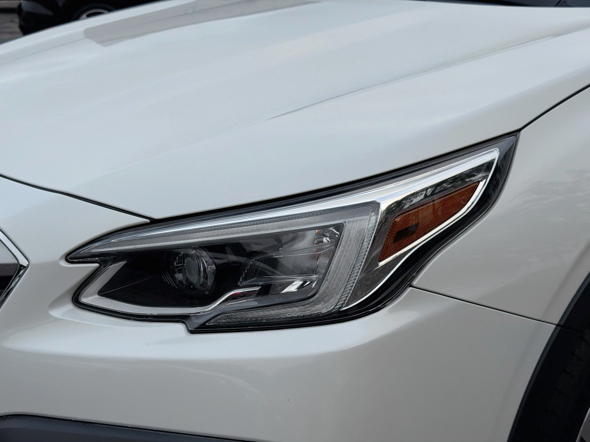 Used 2020 Crystal White Pearl Subaru Limited image 9