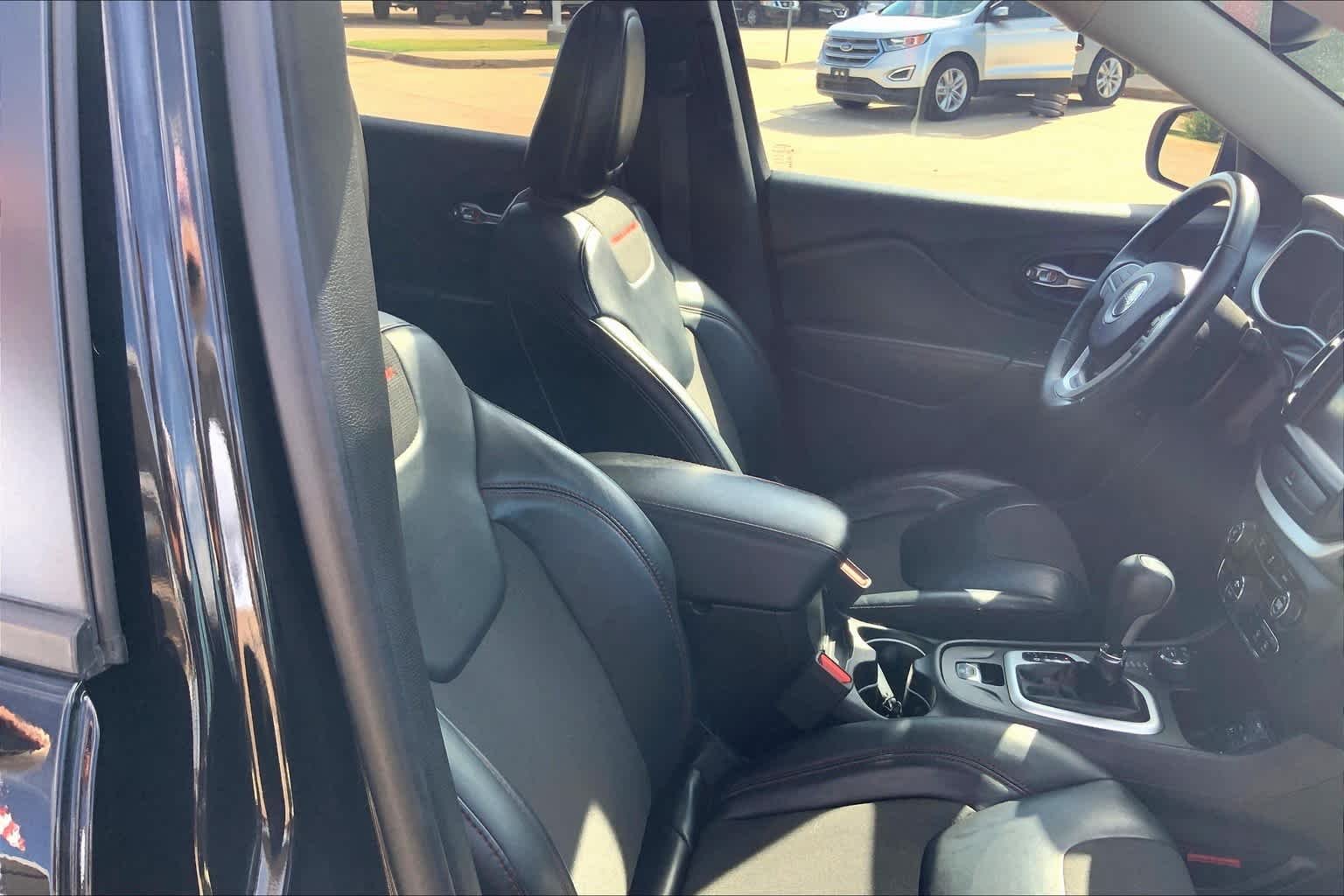 Used 2017 Diamond Black Crystal Pearlcoat Jeep Trailhawk image 8