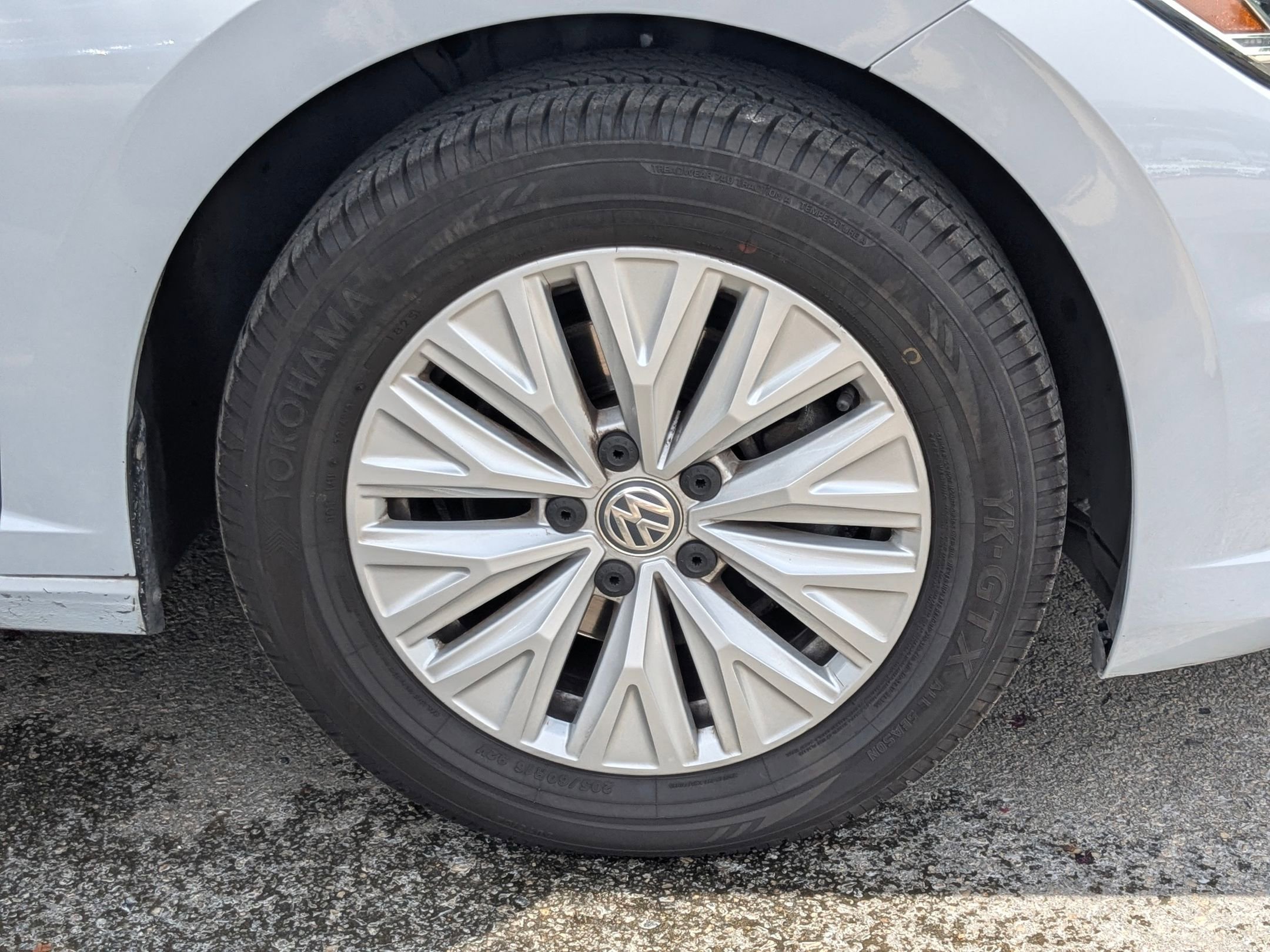 Used 2019 White Silver Metallic Volkswagen 1.4T S image 24