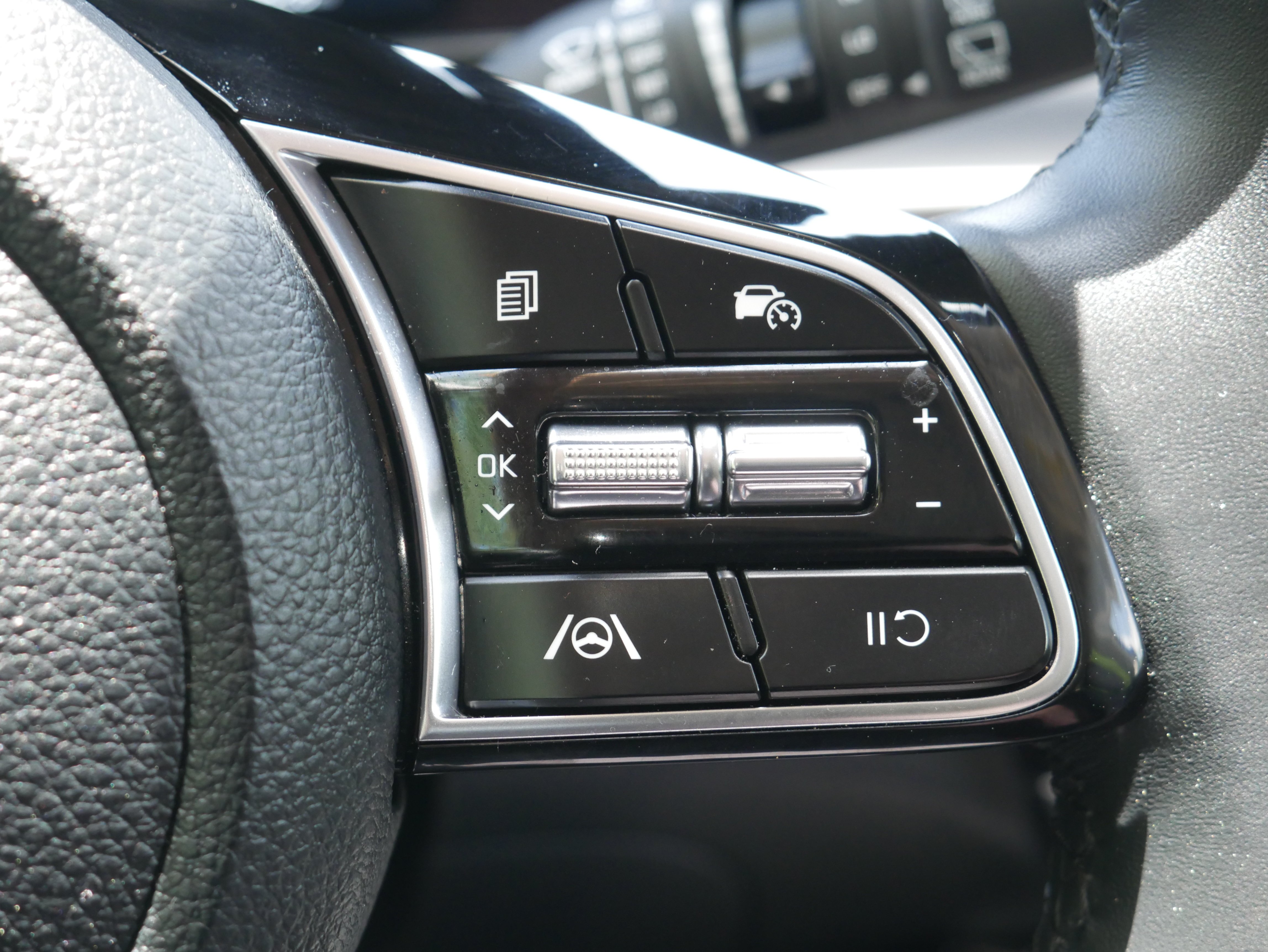 Used 2025 Neptune Blue Kia X-Line image 26