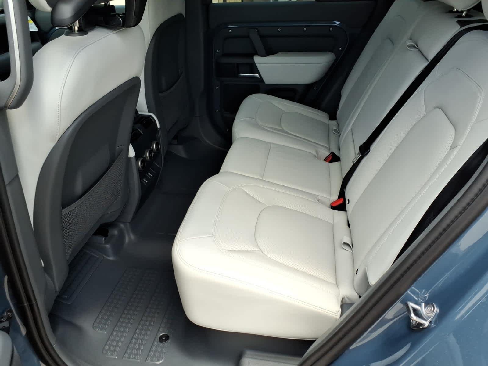 New 2026 Tasman Blue Land Rover X-Dynamic SE image 17