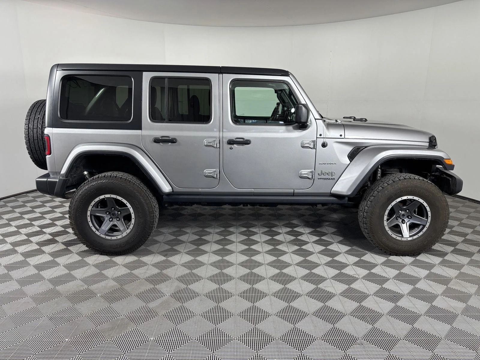 Used 2020 Billet Silver Metallic Jeep Sahara image 7