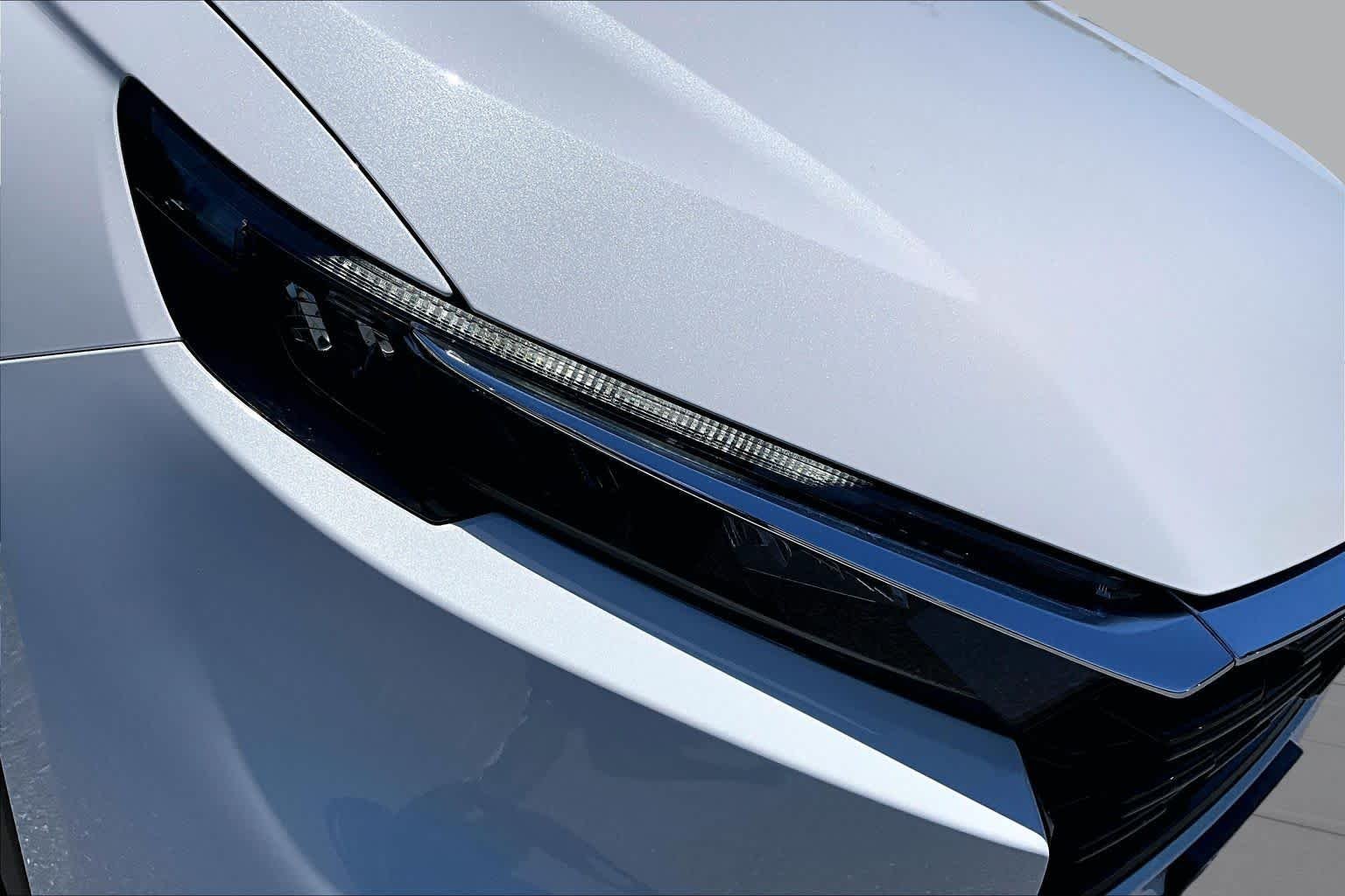 Used 2025 Platinum White Pearl Honda EX image 28