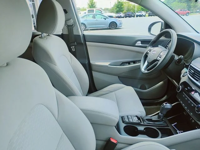 Used 2021 White Hyundai Value image 4