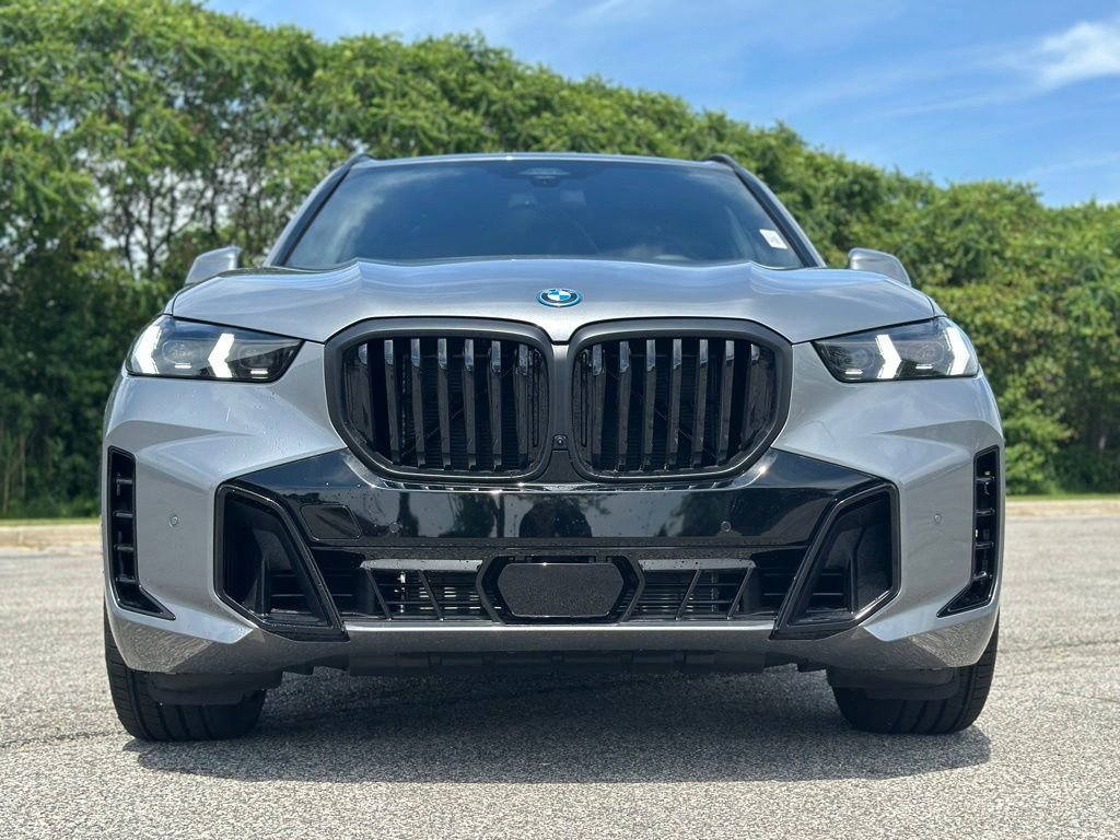 New 2026 Skyscraper Grey Metallic BMW xDrive50e image 2