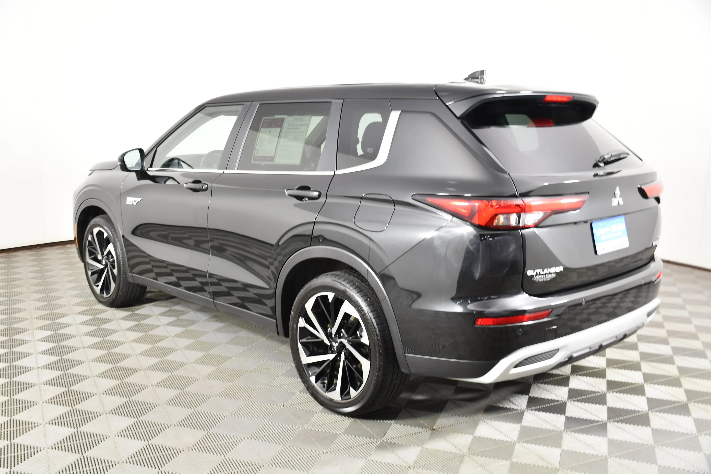 Certified Used 2025 Black Diamond Mitsubishi SE image 8