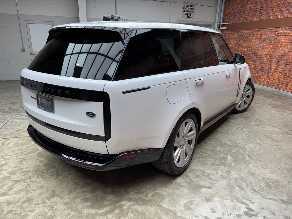 Used 2023 White Land Rover SE image 5
