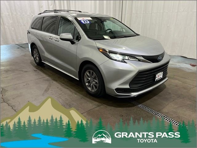 2023 Toyota Sienna LE 8-Passenger Hybrid FWD's photo