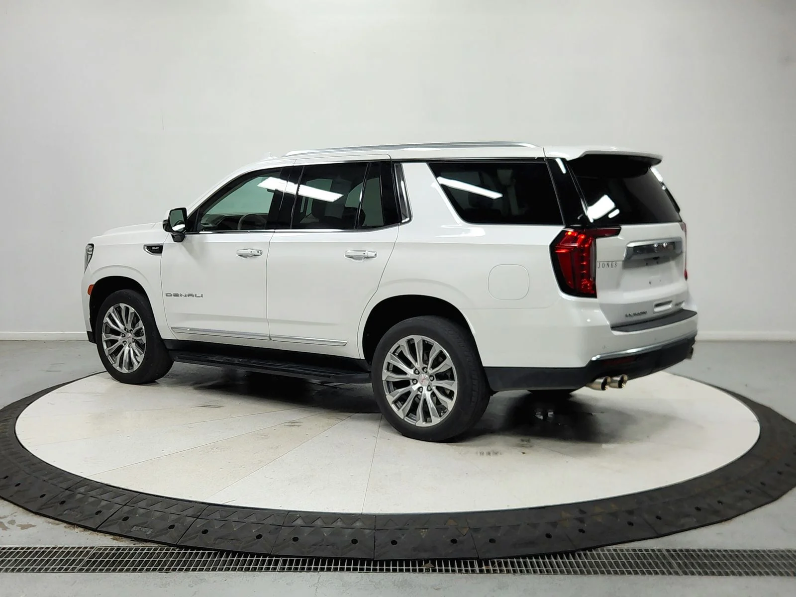 Used 2023 White Frost Tricoat GMC Denali image 6