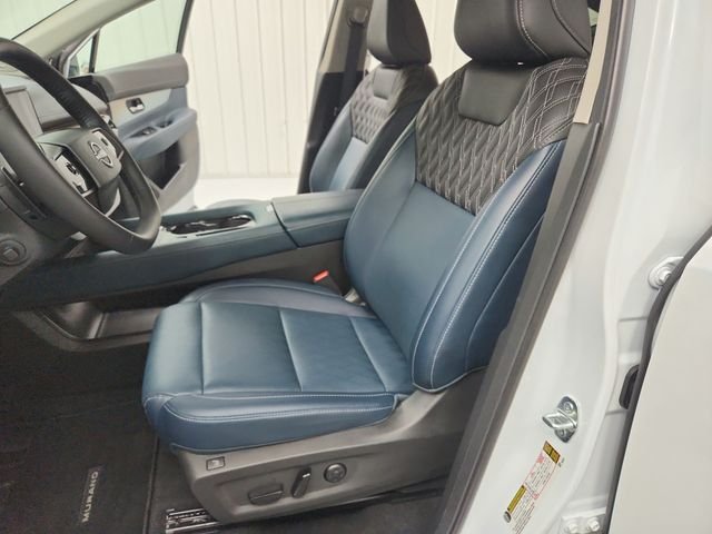 Used 2025 White Nissan Platinum image 19