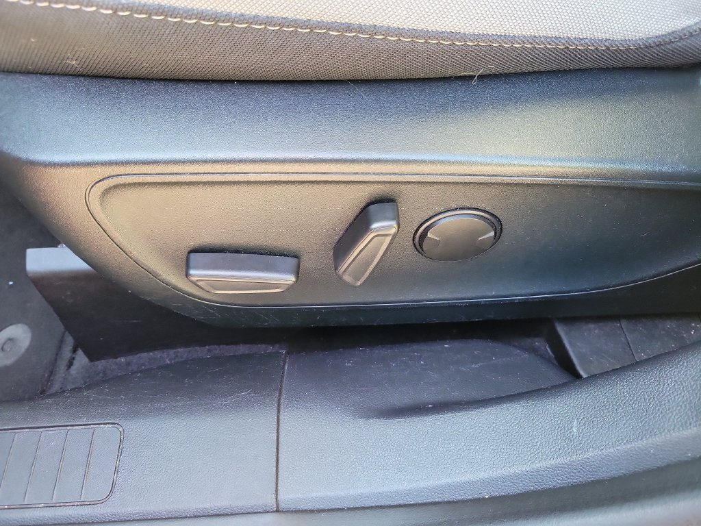 Used 2020 Red Metallic Ford SE image 23