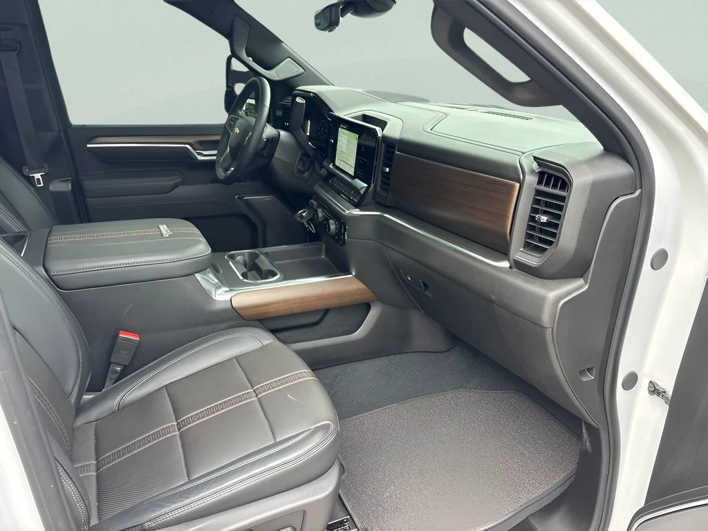 Used 2025 Pearl Chevrolet High Country image 37