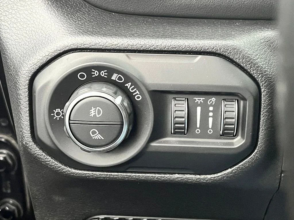 Used 2021 Black Jeep Overland image 23