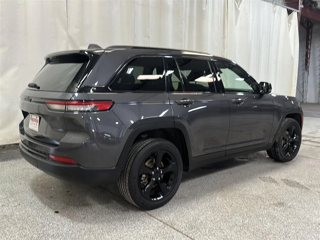 Used 2023 Baltic Gray Metallic Clearcoat Jeep Altitude 4x4 image 5