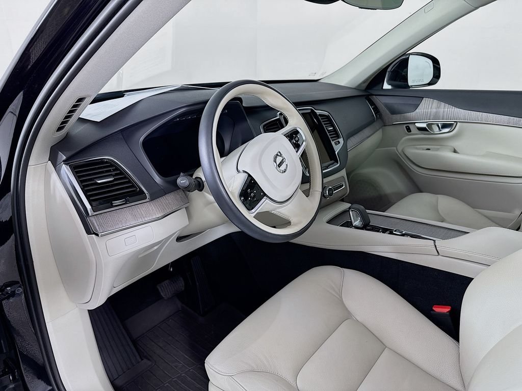 Used 2023 Black Volvo B6 Plus 6-Seater image 4